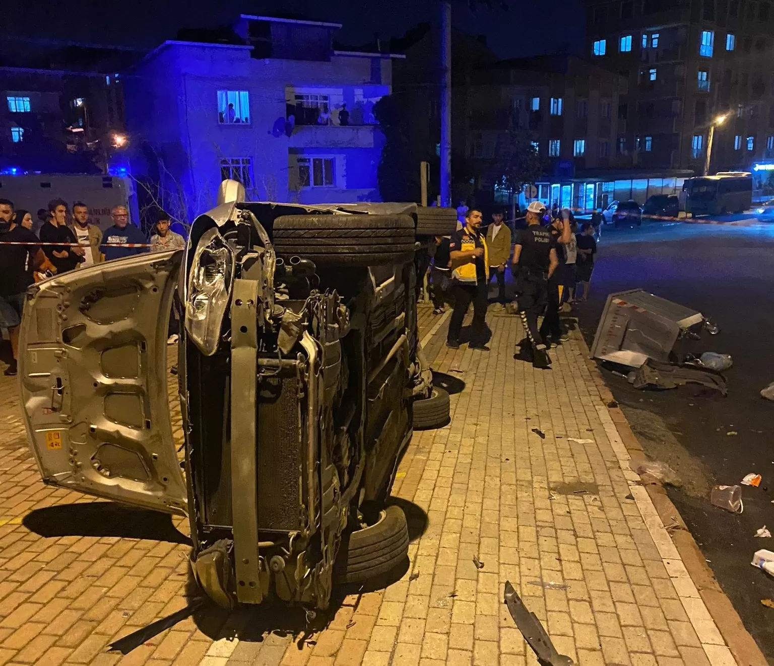 Yan yatan otomobili bırakıp kaza yerinden kaçtı