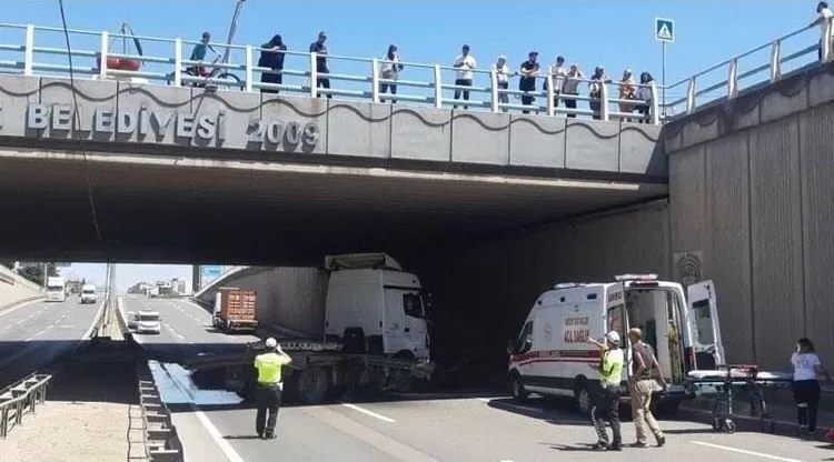 95 evler alt geçidinde kaza, trafik kilit