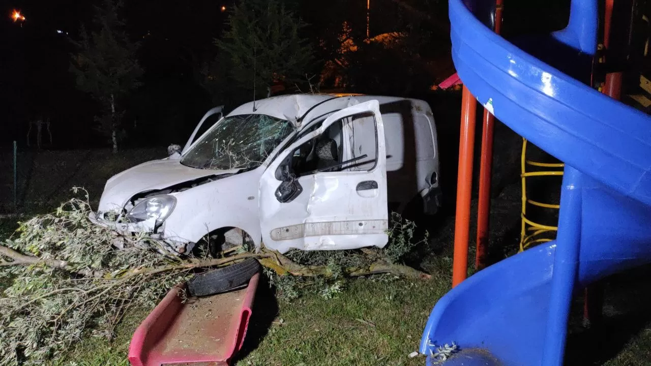 Kocaeli’de araç çocuk parkına uçtu: 1 ölü, 1 yaralı