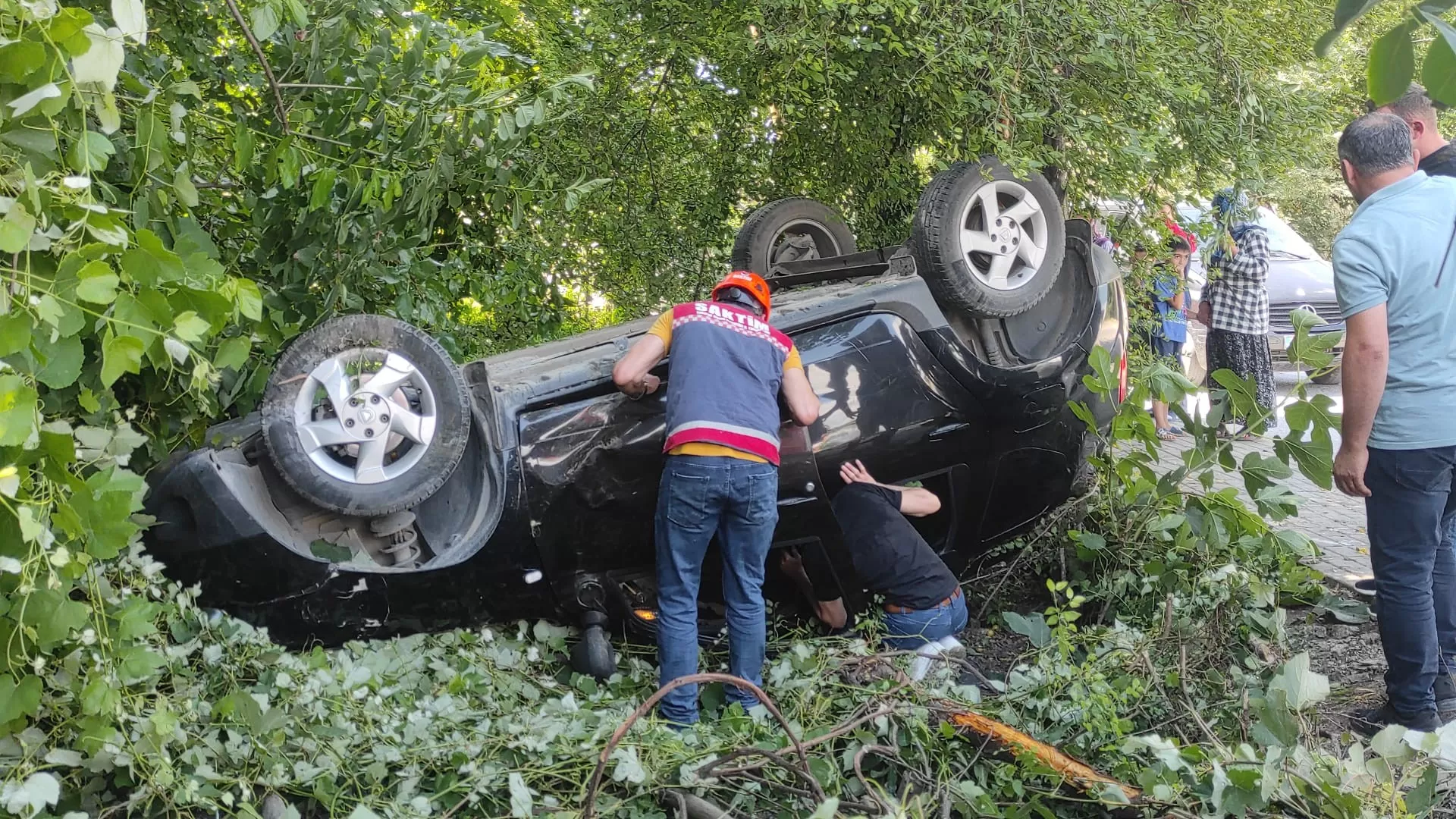 Sakarya’da otomobil şarampole yuvarlandı: 6 yaralı