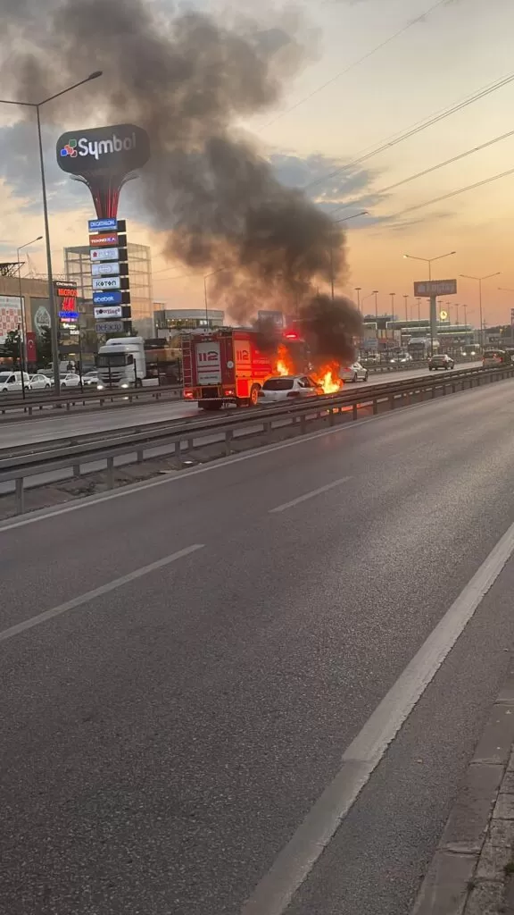 D-100’de araç alev topuna döndü