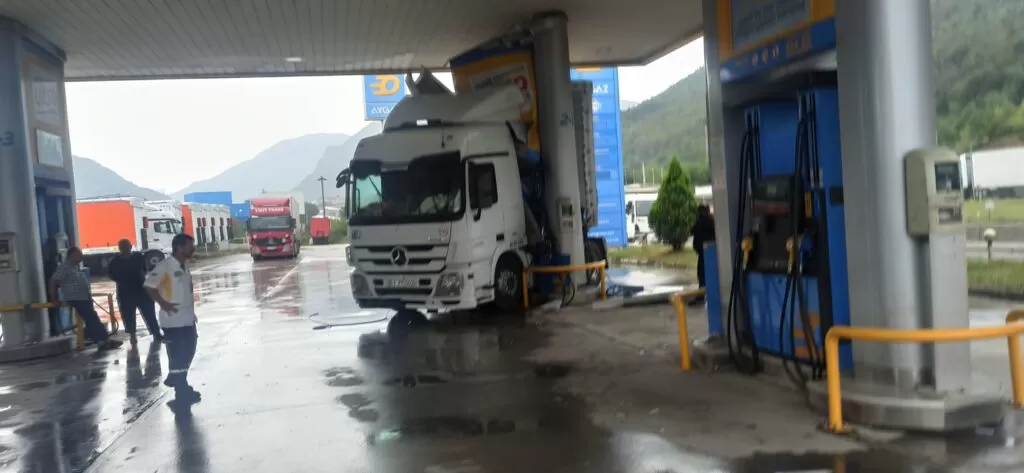 Akaryakıt istasyonuna daldı