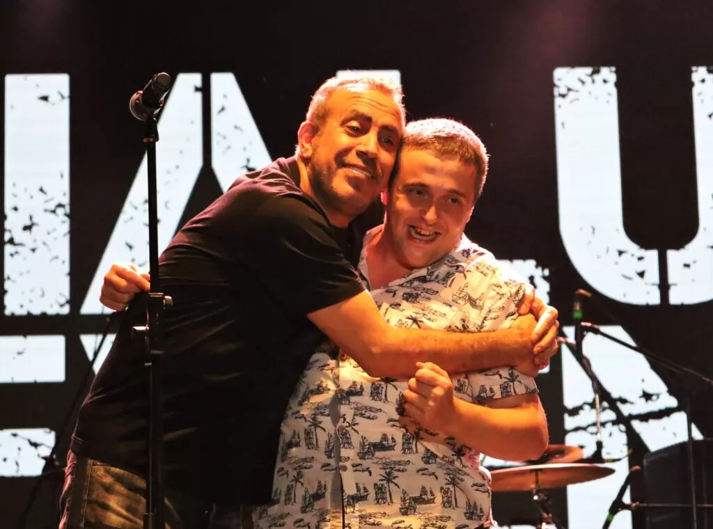 Haluk Levent, sahneye atlayan hayranına böyle sarıldı
