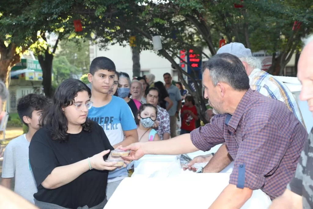 Cumhuriyet Parkı’nda damaklar aşure ile tatlandı