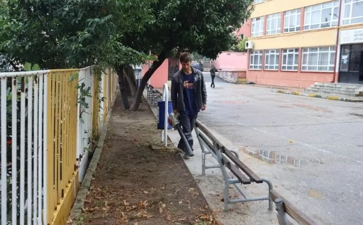 İzmit Belediyesi, yeni dönem öncesi okul bahçelerini temizliyor