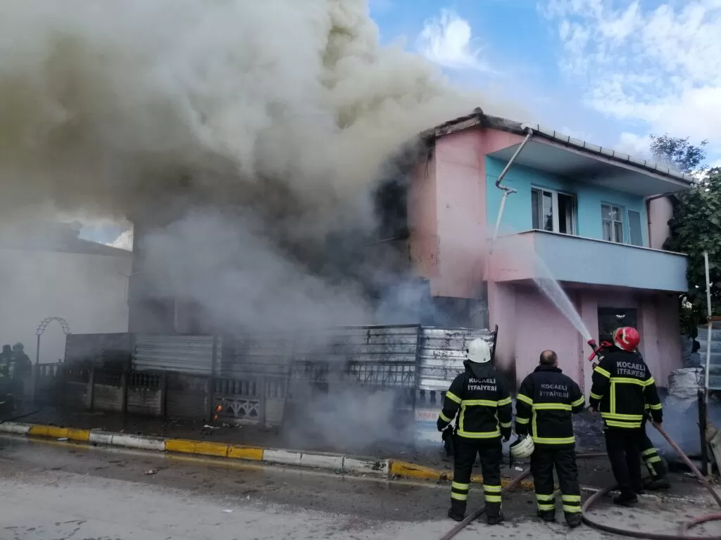 İki katlı evde korkutan yangın: Dumanlar etrafı sardı