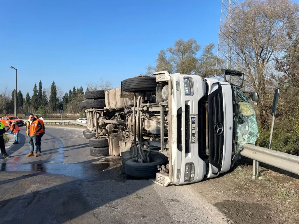 Anadolu Otoyolu girişinde tır devrildi: 1 yaralı