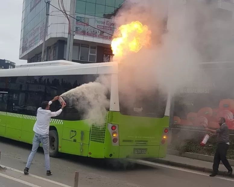 Belediye otobüsü bir anda alev aldı