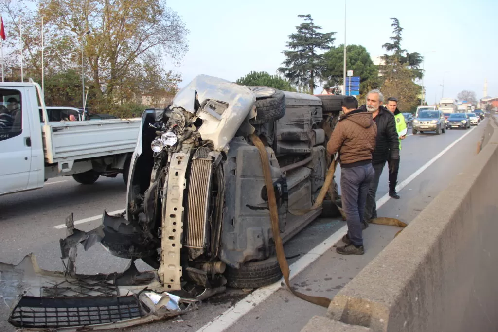 Beton bariyerlere çarpıp yan yattı!