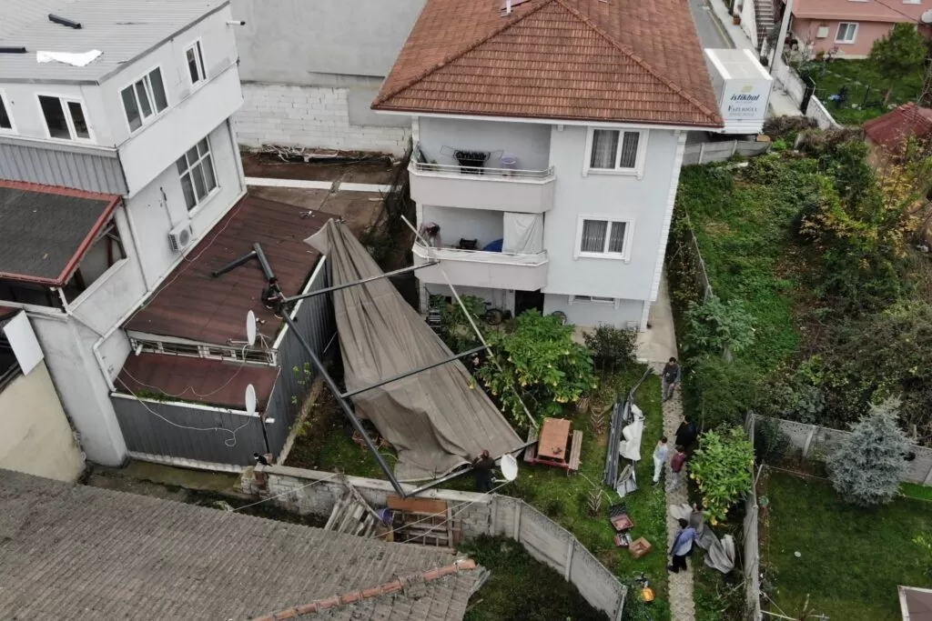 Etkili olan lodos, binanın tentesini uçurdu