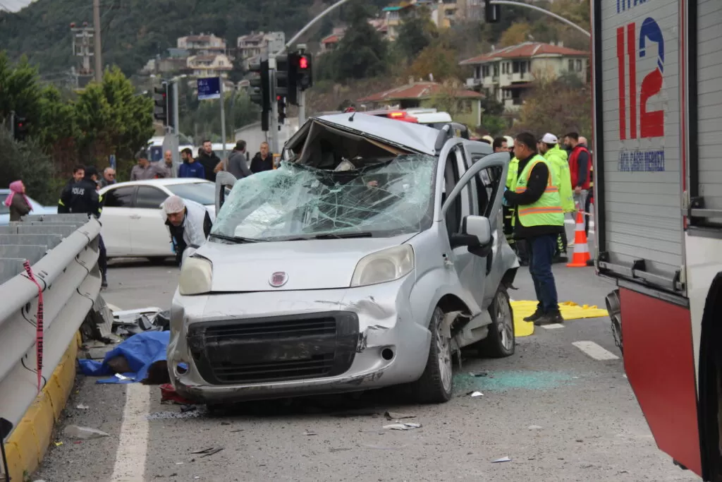 Tanker, hafif ticari araca çarptı: 2 ölü