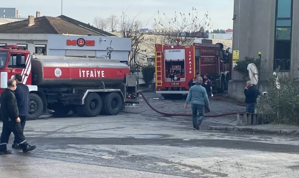 Fabrikada çıkan yangın çalışanları sokağa döktü