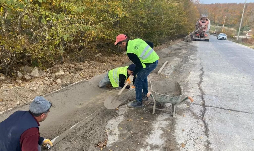 Gebze’de köy yolları V kanal imalatı ile korunuyor