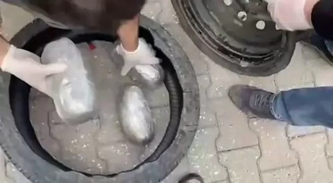 Stepne lastiğini yarıp içerisine uyuşturucu saklamışlar