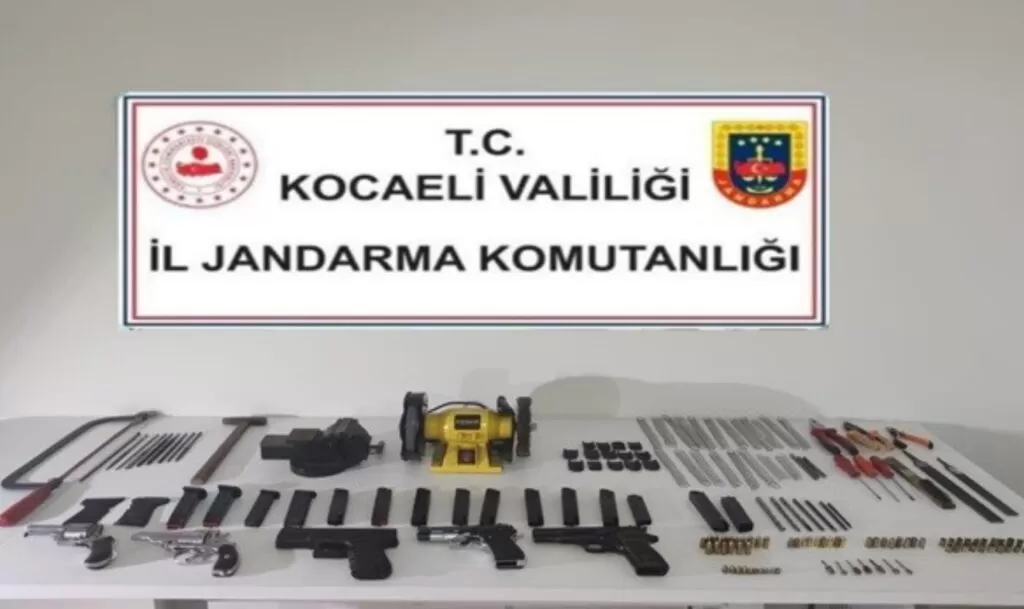 Evi cephaneye çevirmiş