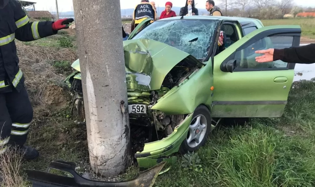 Otomobil beton elektrik direğine çarptı, 4 kişilik aile yaralandı