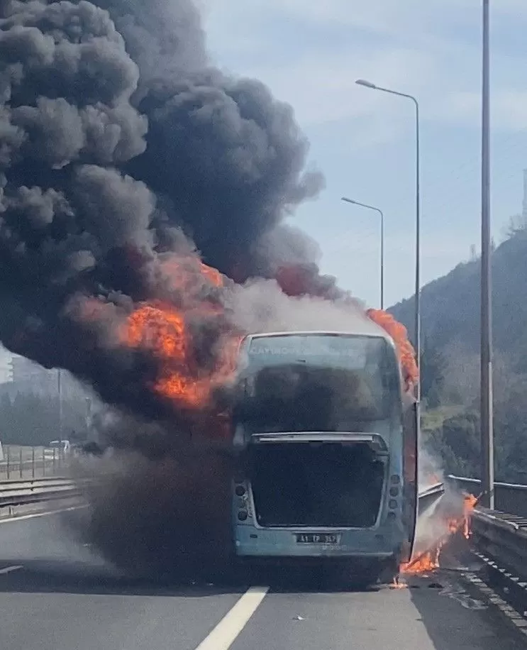 TEM’de minibüs alev topuna döndü