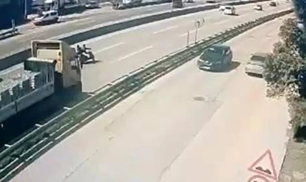 Motosikletin tırın altına girmesi kamerada