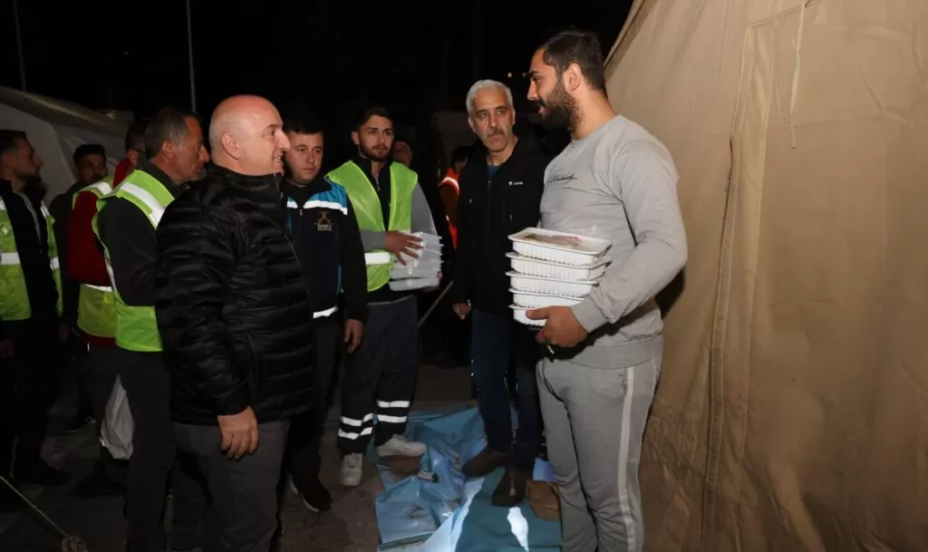 Başkan Bıyık, ilk sahuru depremzedelerle yaptı