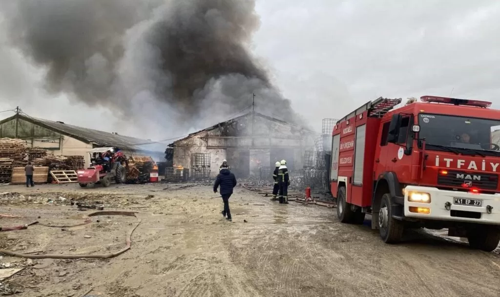 Gebze’deki temizlik malzemesi deposunda çıkan yangın kontrol altına alındı