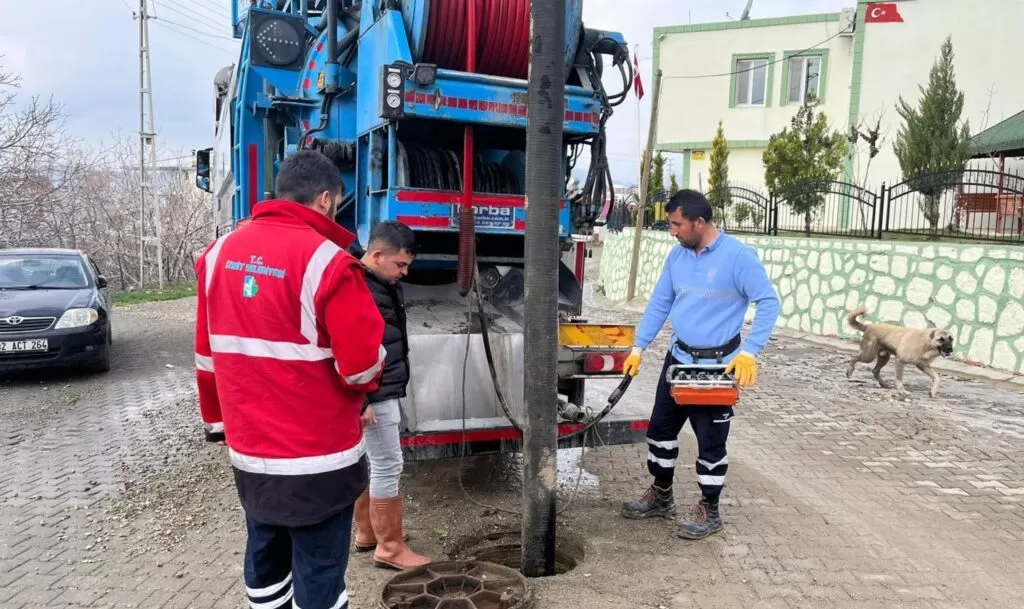 İzmit Belediyesi, selden etkilenen bölgelerde yaraları sarıyor