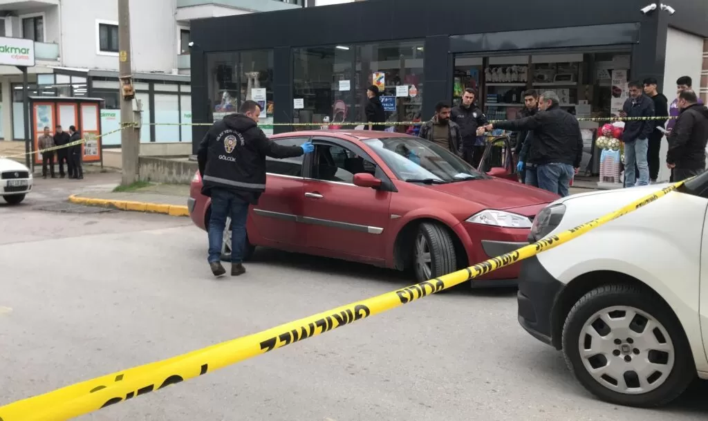 Yol verme kavgası kanlı bitti: 2 kişi silahla vuruldu