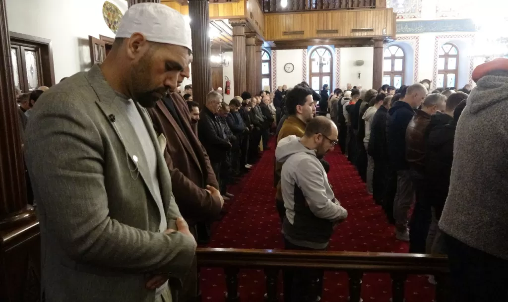 Kocaeli’de vatandaşlar bayram namazı için camileri doldurdu