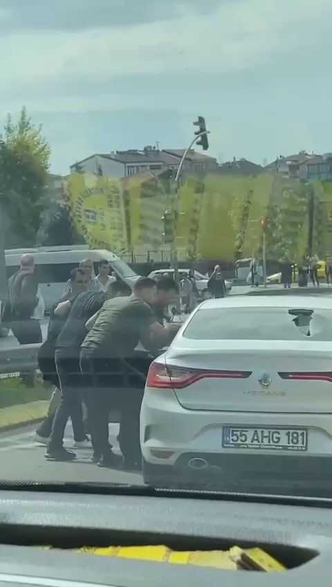 Trafikte kavga çıktı, araçtan sopa ile inip dehşet saçtılar