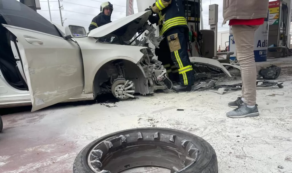 Otomobil benzin istasyonuna daldı, o anlar kameraya yansıdı