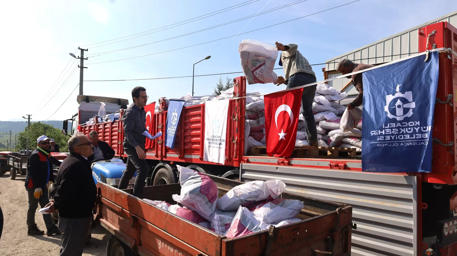 Traktörüne binen önce buraya, sonra tarlasına koştu