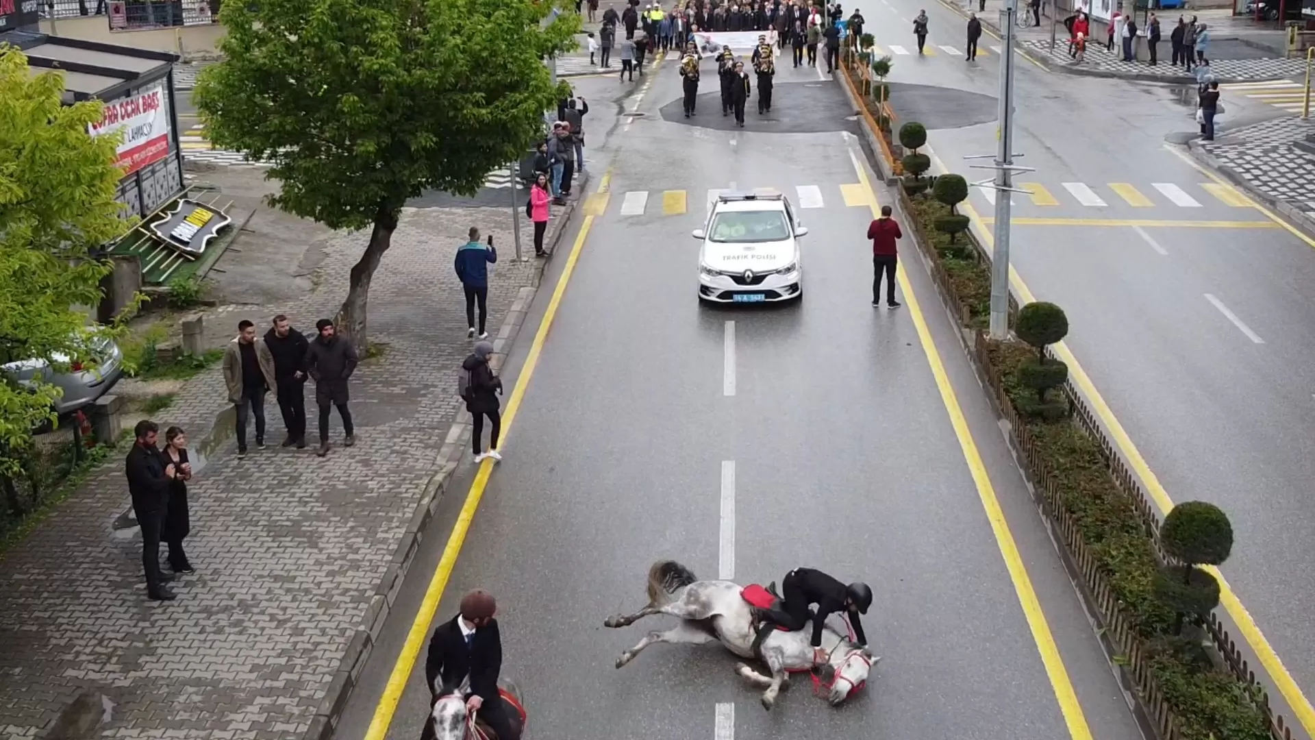 19 Mayıs kortejinde yolda kayan at, binicisiyle birlikte düştü