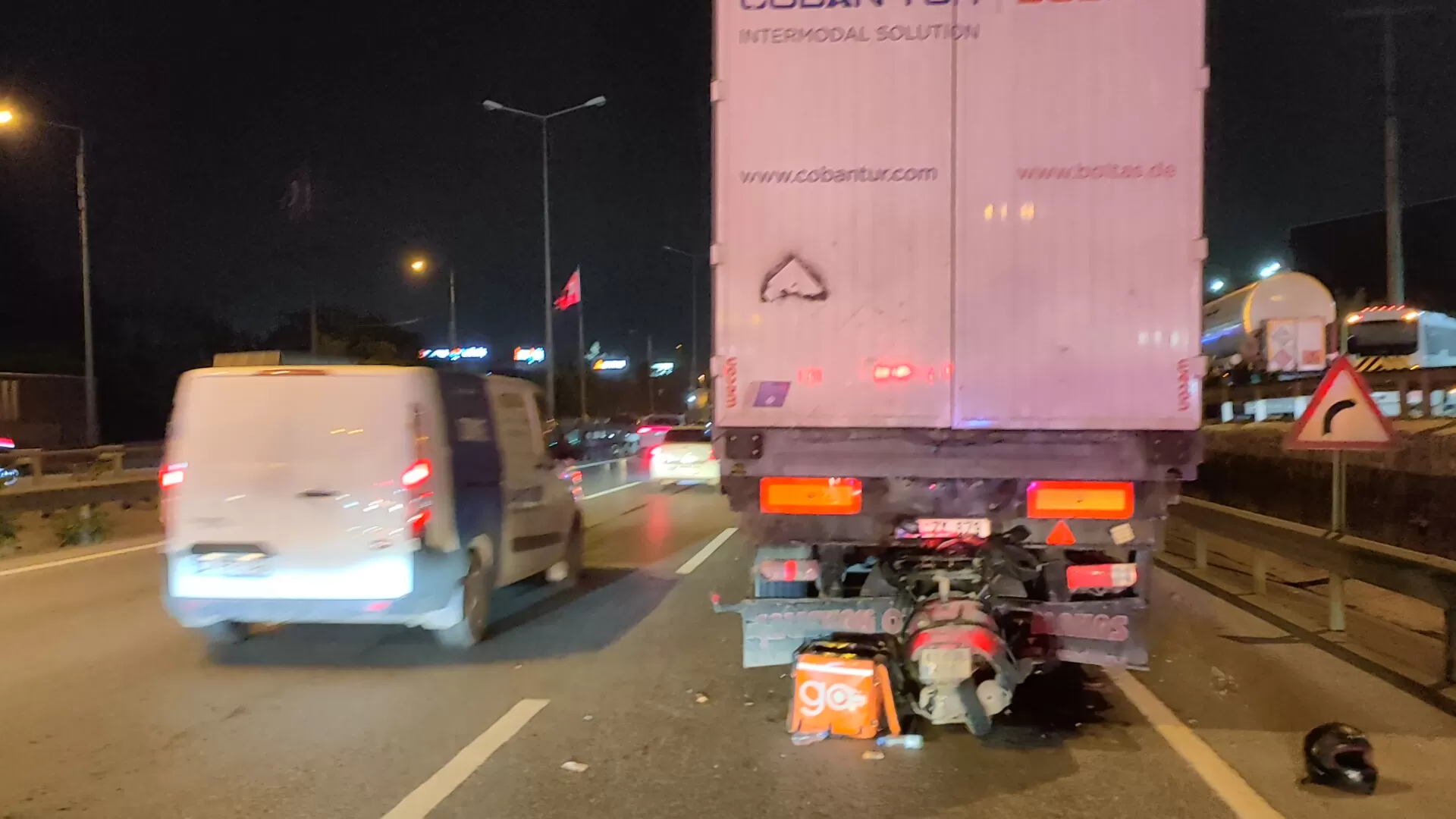 Motosiklet tıra ok gibi saplandı: 1 ölü