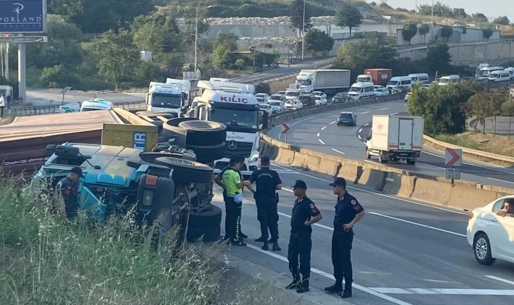 Kocaeli’de devrilen tırdan fırlayan sürücü öldü