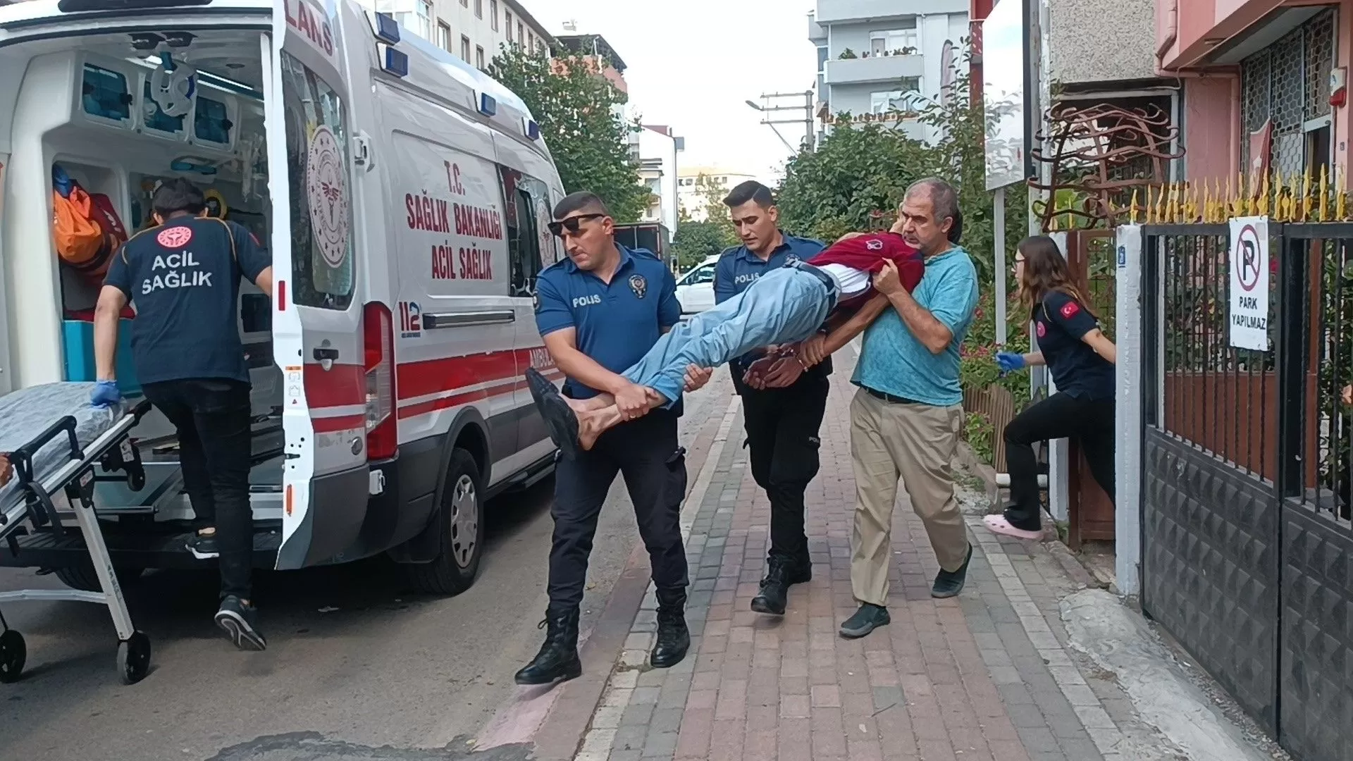 Sinir krizi geçirdi, kelepçelenerek ambulansa taşındı