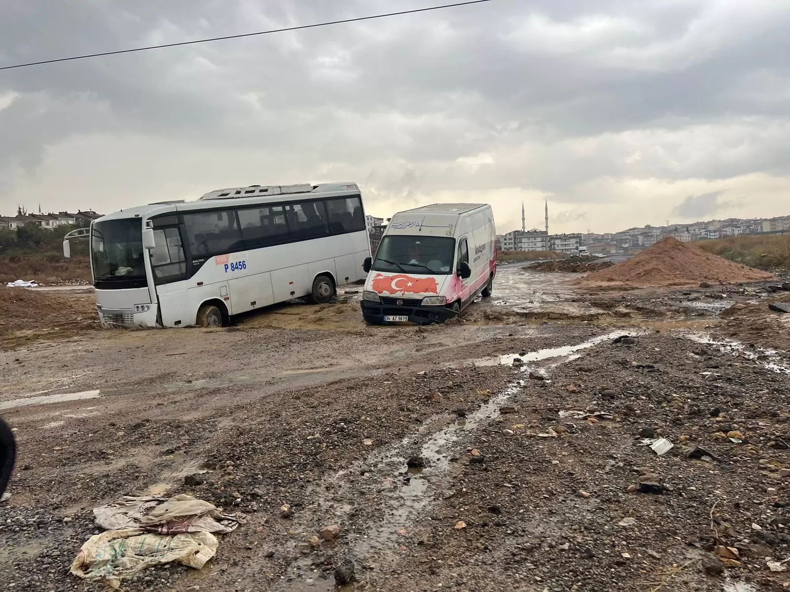  Sağanak yağış nedeniyle yol çöktü