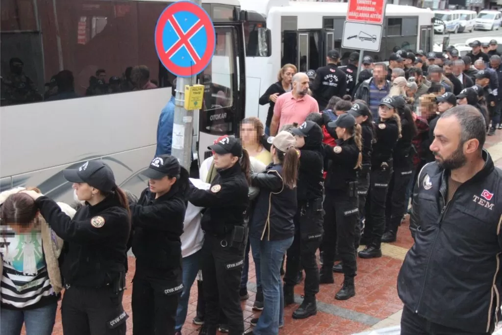 Mahkumların örgütten kopmaları engellemeye çalışan 32 şüpheli adliyede