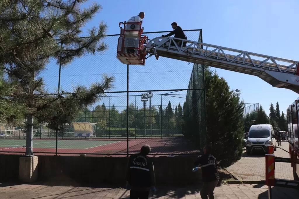 Üniversite öğrencisi kampüsteki tenis kortunun direğinde asılı halde bulundu