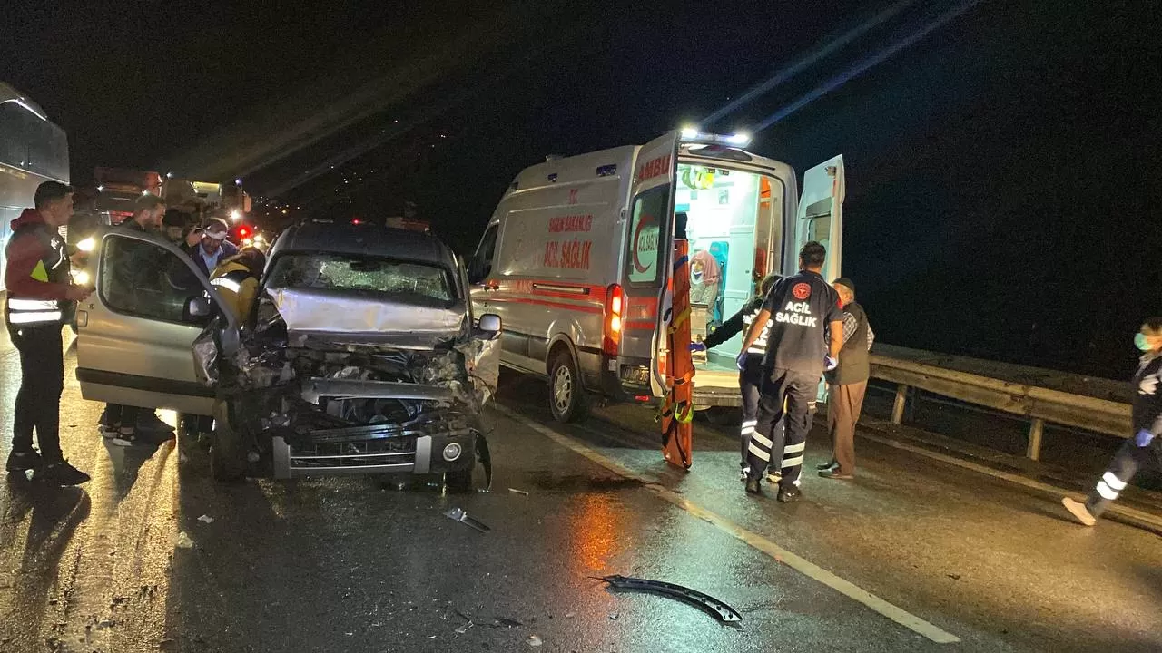 Kocaeli’de birçok araç kazaya karıştı: Çok sayıda yaralı var