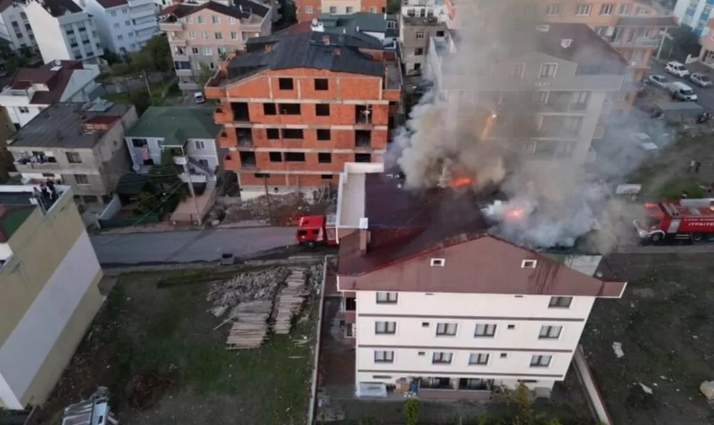 Çatı yangını mahalleliyi sokağa döktü