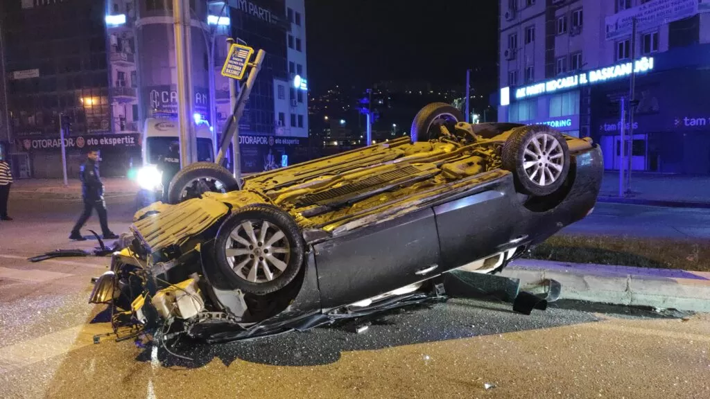 Trafik tabelasına çarpan otomobil takla attı: 1’i ağır 3 yaralı