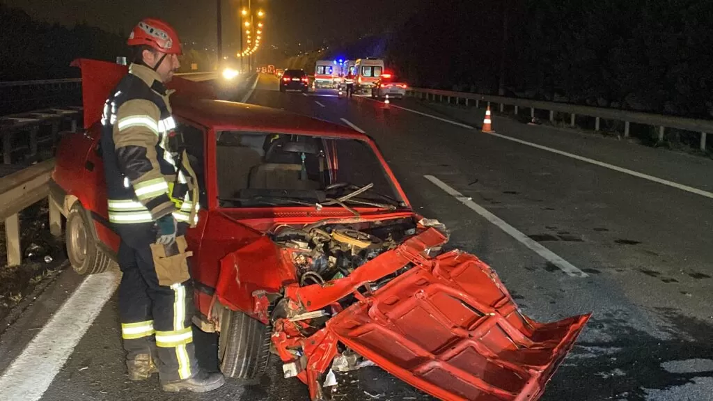 TEM’de bariyerlere çarpan otomobil hurdaya döndü: 3 yaralı