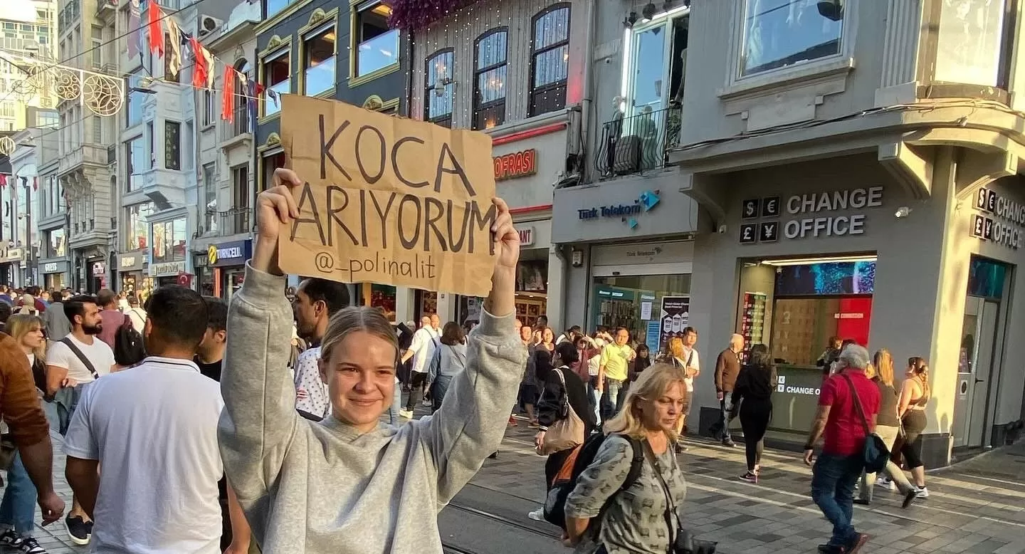 Taksim’de ilginç olay: Belaruslu genç kadın “Koca arıyorum” dövizi açtı