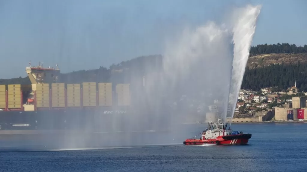 “Türkiye” isimli dev gemi, Çanakkale Boğazı’ndan geçti