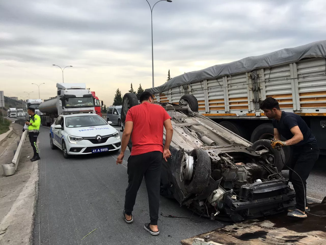 TEM’de kontrolden çıkan otomobil takla attı: 3 yaralı