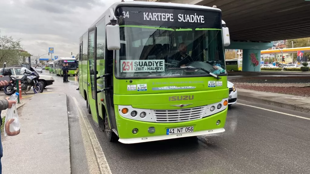 Kandıra Sapağında halk otobüsleri çarpıştı: 1 yaralı