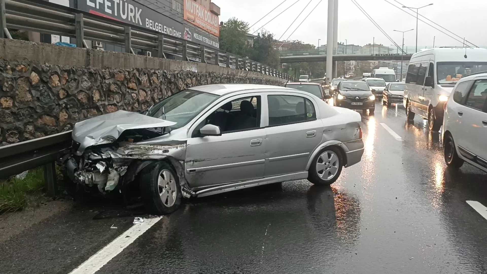 Yağış sebebiyle otomobil bariyerlere çarptı: 1 yaralı 