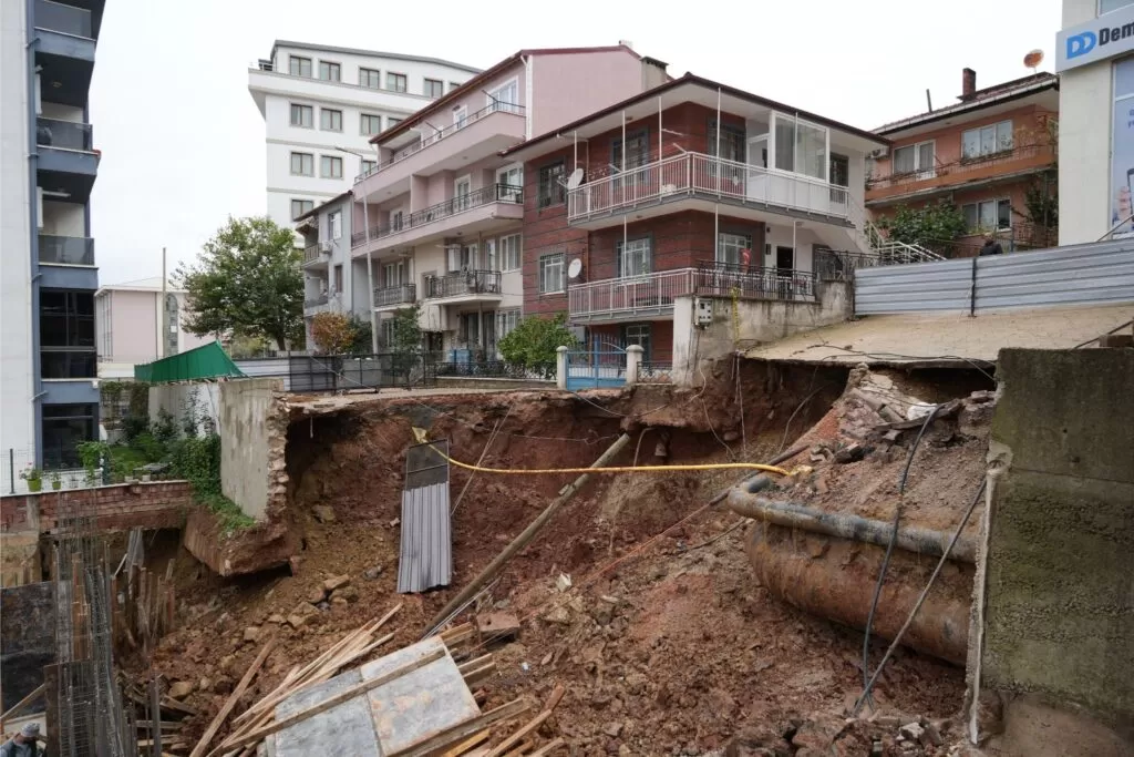 İstinat duvarı çöktü: 4 bina mühürlendi, 83 kişi tahliye edildi