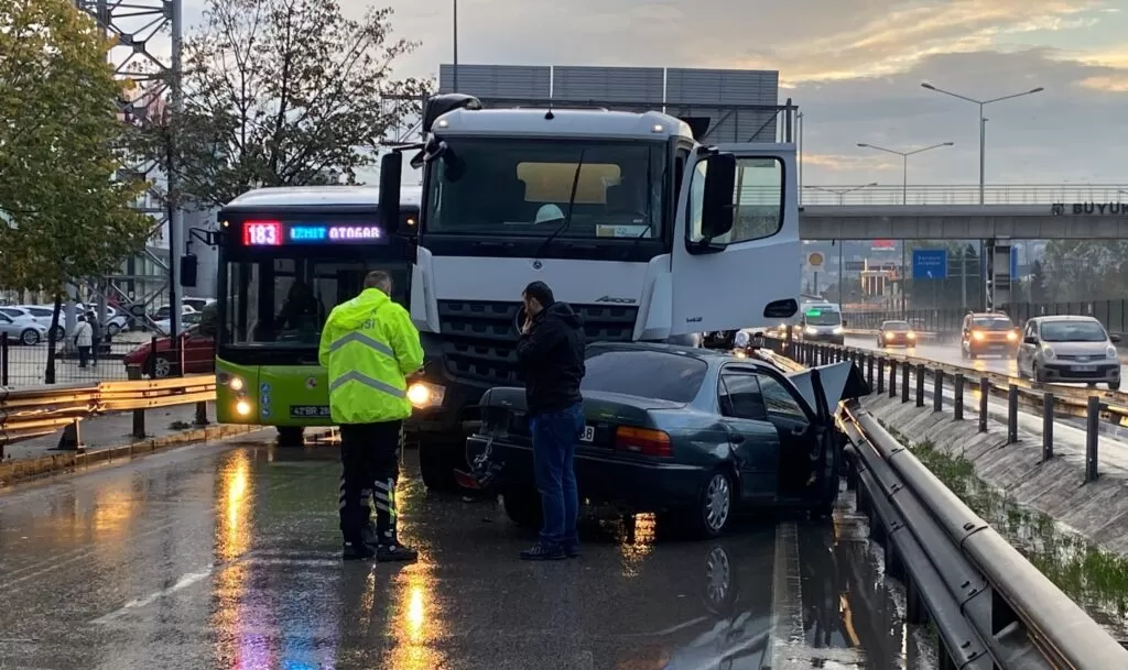 Beton mikseri ile çarpışan otomobil hurdaya döndü: 1 yaralı