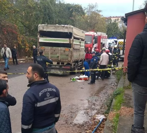 Kamyonetin altında kalan yaşlı adamı hayata döndürmek için zamanla yarıştılar