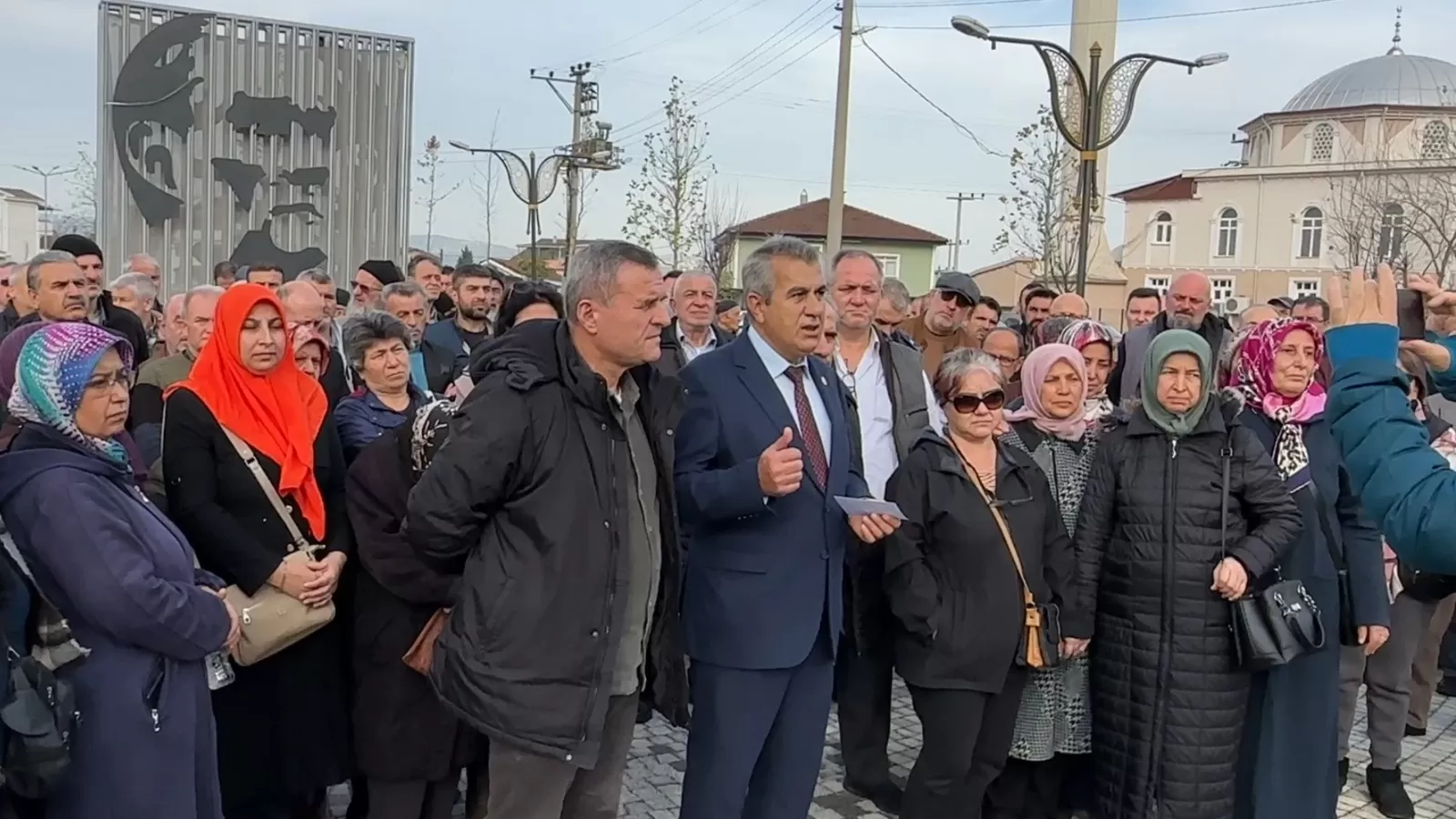 Elektrik kesintileri mahallenin sabrını taşırdı